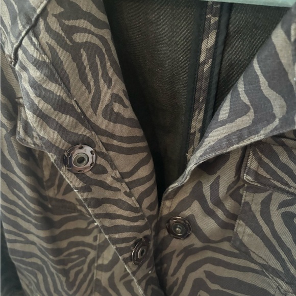 WHBM Espresso Zebra Print
Denim Jacket Size 12. Great Condition! - Picture 15 of 16